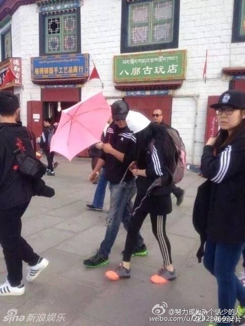 Lý Thần và Phạm Băng Băng lần đầu công khai nắm tay đi trên phố
