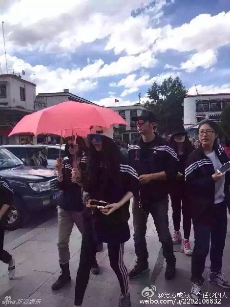 Lý Thần và Phạm Băng Băng lần đầu công khai nắm tay đi trên phố