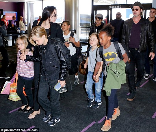 Pax Thiên lộ hình xăm giả khi bay cùng đại gia đình 'Brangelina'