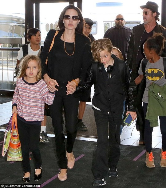 Pax Thiên lộ hình xăm giả khi bay cùng đại gia đình 'Brangelina'