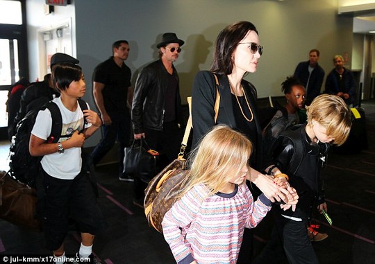 Pax Thiên lộ hình xăm giả khi bay cùng đại gia đình 'Brangelina'