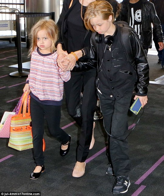 Pax Thiên lộ hình xăm giả khi bay cùng đại gia đình 'Brangelina'