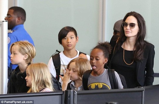 Pax Thiên lộ hình xăm giả khi bay cùng đại gia đình 'Brangelina'