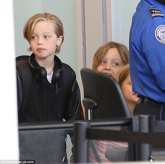 Pax Thiên lộ hình xăm giả khi bay cùng đại gia đình 'Brangelina'