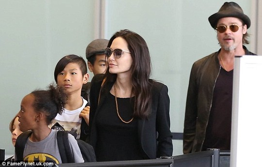 Pax Thiên lộ hình xăm giả khi bay cùng đại gia đình 'Brangelina'