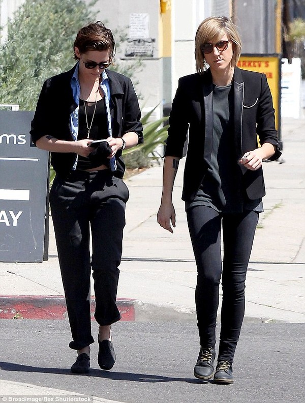 Mẹ Kristen Stewart xác nhận con gái yêu người đồng giới