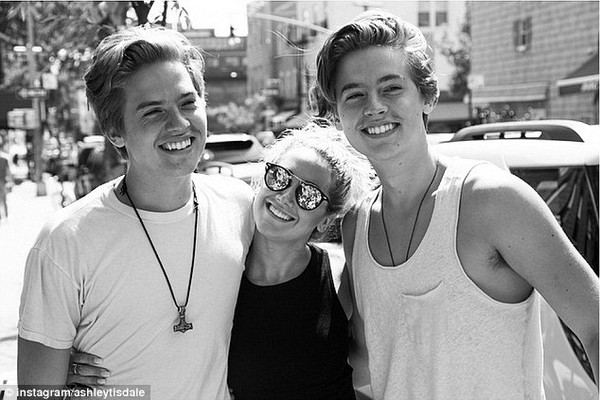 Bộ 3 diễn viên phim 'Zack và Cody' bất ngờ tái ngộ trên phố