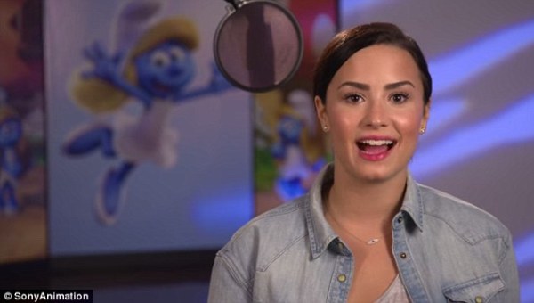 Tí cô nương trở lại cùng Demi Lovato trong 'Get Smurfy'