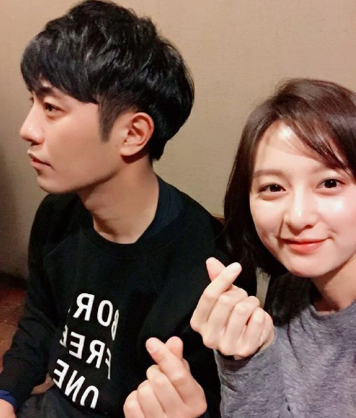 Kim Ji Won và Jin Goo tình cảm trong loạt ảnh Grazia, tâm sự về Hậu Duệ Của Mặt Trời