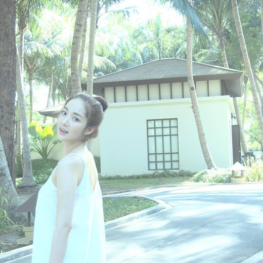 Park Min Young tươi cười rạng rỡ dưới ánh nắng tại Đà Nẵng, Việt Nam