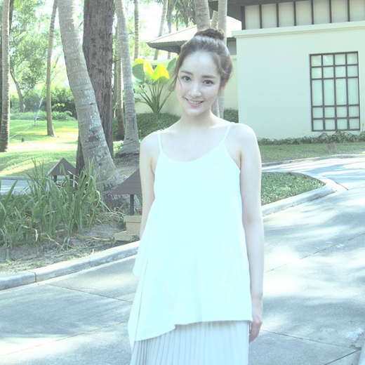 Park Min Young tươi cười rạng rỡ dưới ánh nắng tại Đà Nẵng, Việt Nam