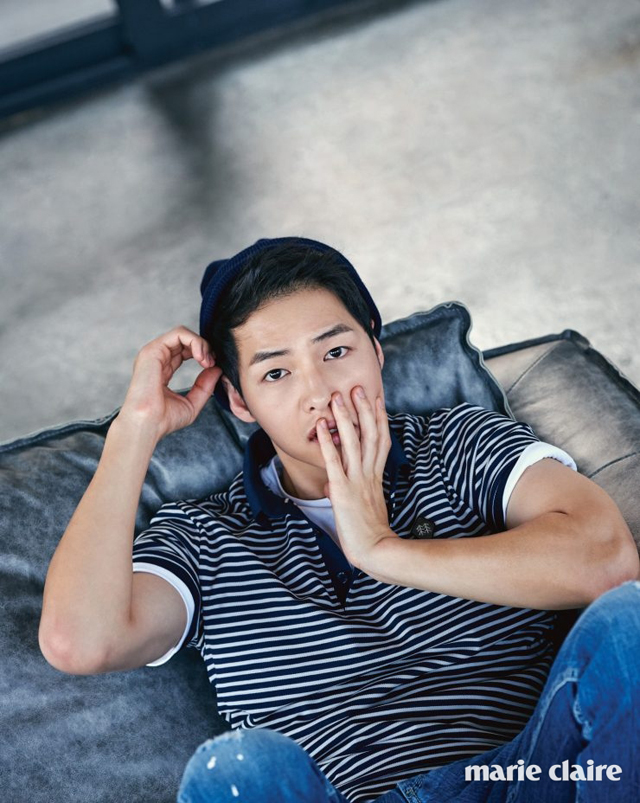 Mê mẩn với nụ cười siêu đáng yêu của Song Joong Ki bên thú cưng