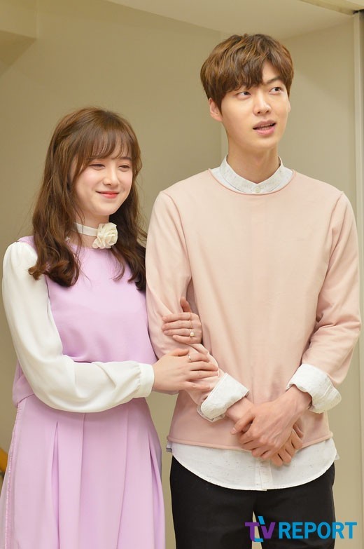 Goo Hye Sun và Ahn Jae Hyun tay trong tay tận hưởng thời gian yên bình và hạnh phúc