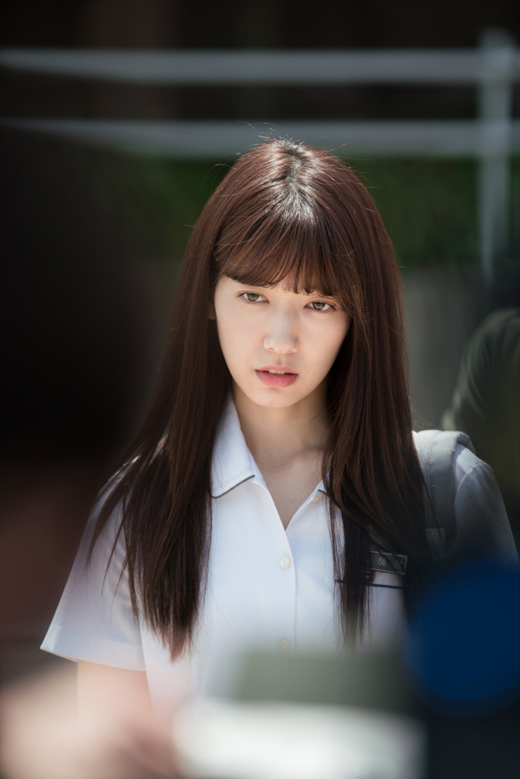 Park Shin Hye quá xinh đẹp với tạo hình nữ sinh dù đã 26 tuổi