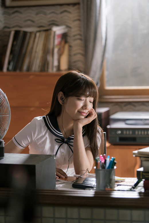 Park Shin Hye quá xinh đẹp với tạo hình nữ sinh dù đã 26 tuổi