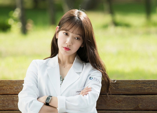 'Chị đại' Park Shin Hye hết bẻ tay bạn diễn đến đạp ngã thầy giáo trong phim mới Doctor