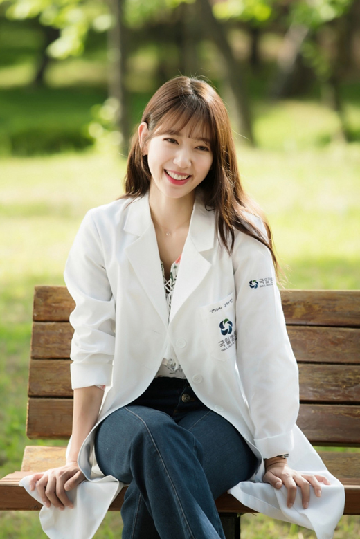 'Chị đại' Park Shin Hye hết bẻ tay bạn diễn đến đạp ngã thầy giáo trong phim mới Doctor