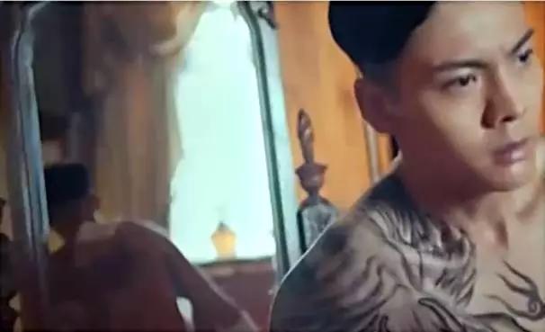 Trần Vỹ Đình lột áo khoe sẹo và hình xăm trong phim mới