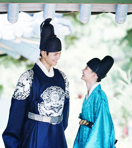 Kim Yoo Jung 'nữ cải trang nam' vẫn rất rạng rỡ bên cạnh trai đẹp Park Bo Gum