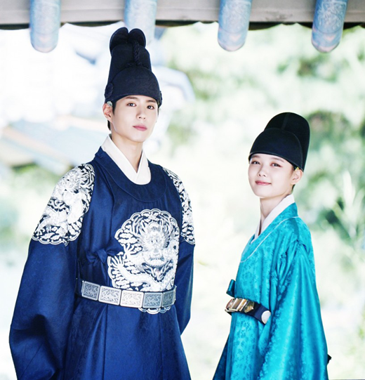 Kim Yoo Jung 'nữ cải trang nam' vẫn rất rạng rỡ bên cạnh trai đẹp Park Bo Gum