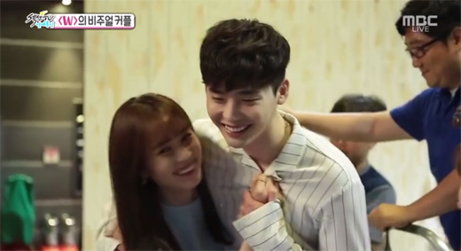 Han Hyo Joo và Lee Jong Suk đã phải 'hôn' ngay từ những cảnh quay đầu tiên