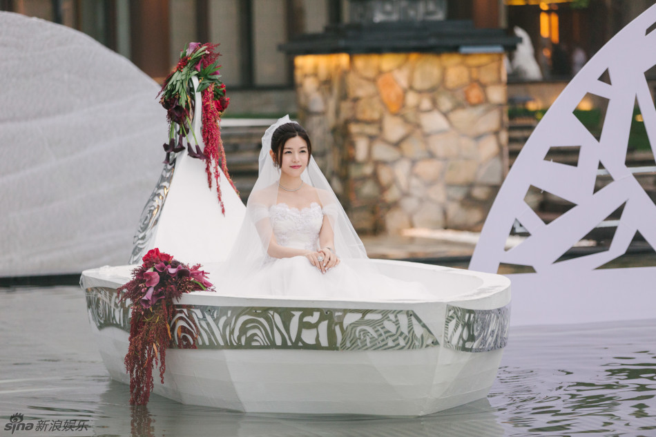 Trần Nghiên Hy đi thuyền đến hôn lễ, Trịnh Nguyên Sướng - Lâm Y Thần nắm tay nhau đi ăn cưới