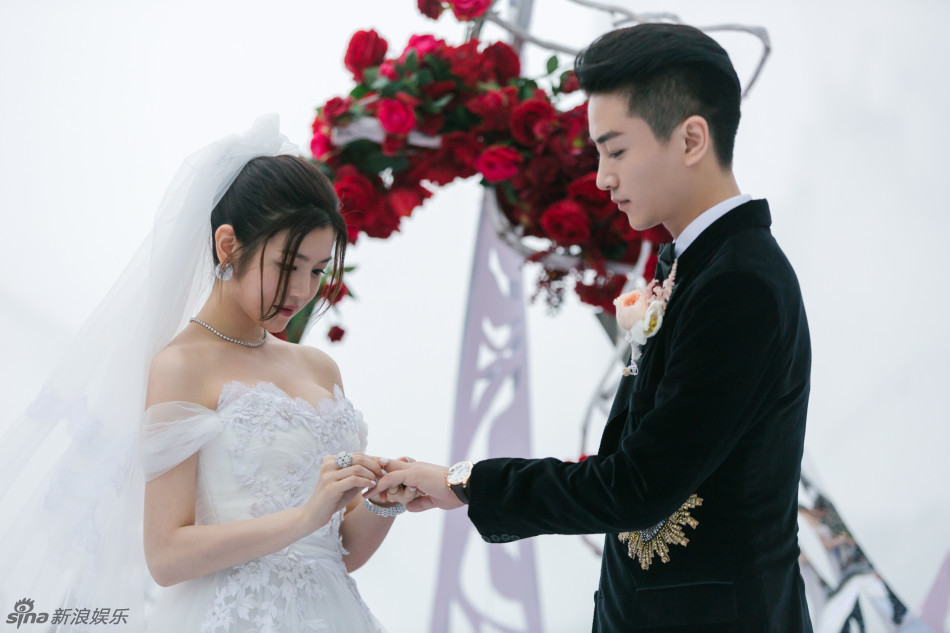 Trần Nghiên Hy đi thuyền đến hôn lễ, Trịnh Nguyên Sướng - Lâm Y Thần nắm tay nhau đi ăn cưới