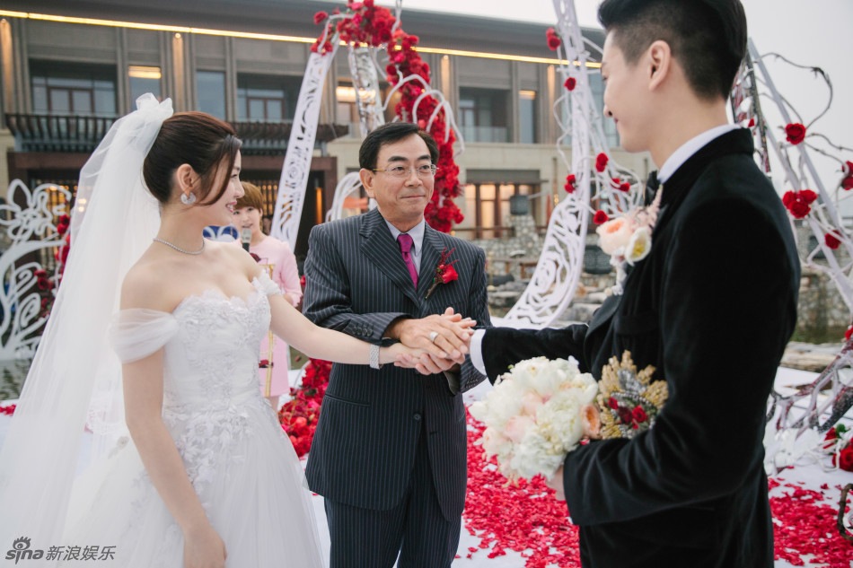 Trần Nghiên Hy đi thuyền đến hôn lễ, Trịnh Nguyên Sướng - Lâm Y Thần nắm tay nhau đi ăn cưới