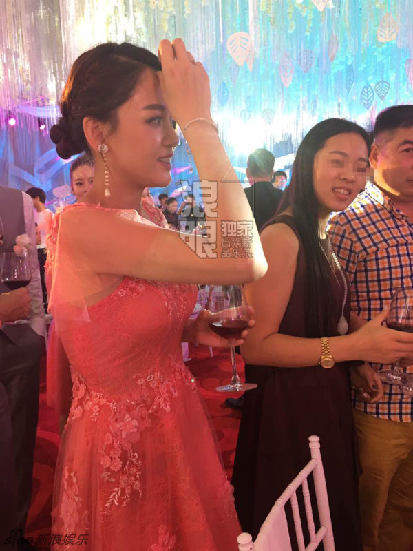 Trần Nghiên Hy đi thuyền đến hôn lễ, Trịnh Nguyên Sướng - Lâm Y Thần nắm tay nhau đi ăn cưới
