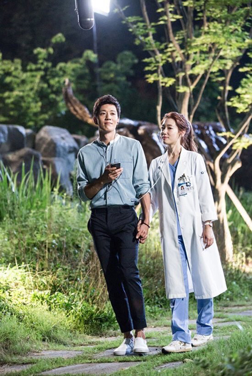 Doctors: Mừng rơi nước mắt vì cuối cùng thầy Hong cũng thoát kiếp FA sau nhiều năm