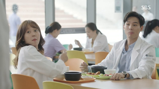 Doctors: Mừng rơi nước mắt vì cuối cùng thầy Hong cũng thoát kiếp FA sau nhiều năm