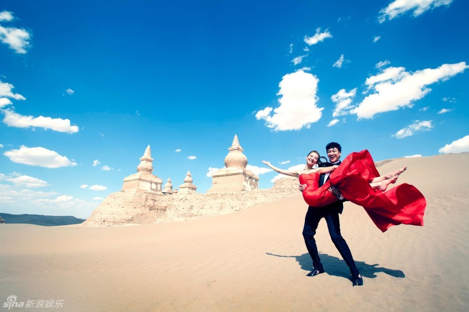 Hé lộ bộ ảnh cưới lộng lẫy giữa sa mạc của Hà Nhuận Đông và bạn gái