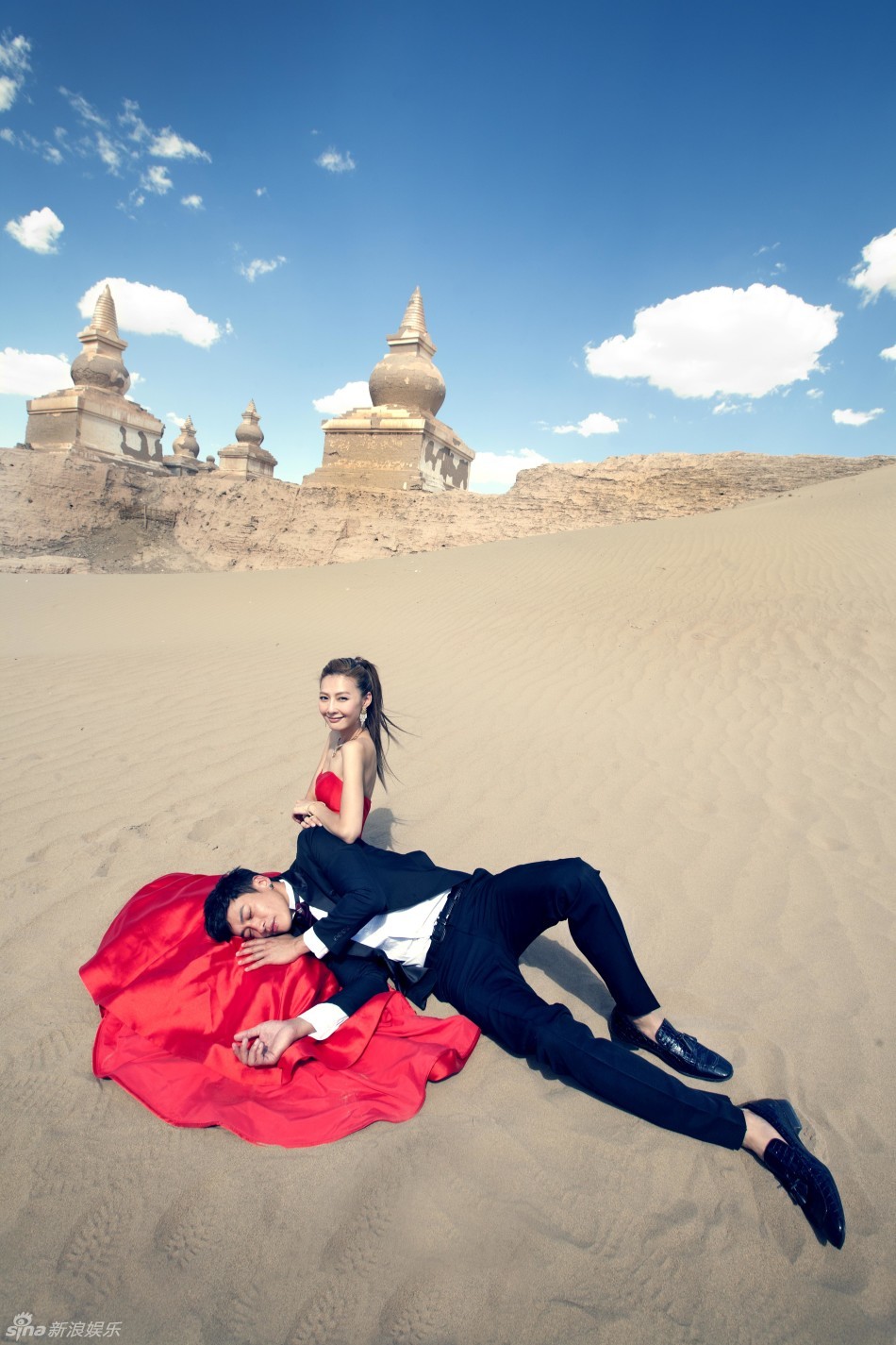 Hé lộ bộ ảnh cưới lộng lẫy giữa sa mạc của Hà Nhuận Đông và bạn gái