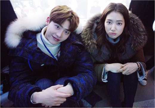 Lee Jong Suk gửi 2 xe đồ ăn đến Doctors cổ vũ Park Shin Hye, Yoon Kyun Sang và Lee Sung Kyung