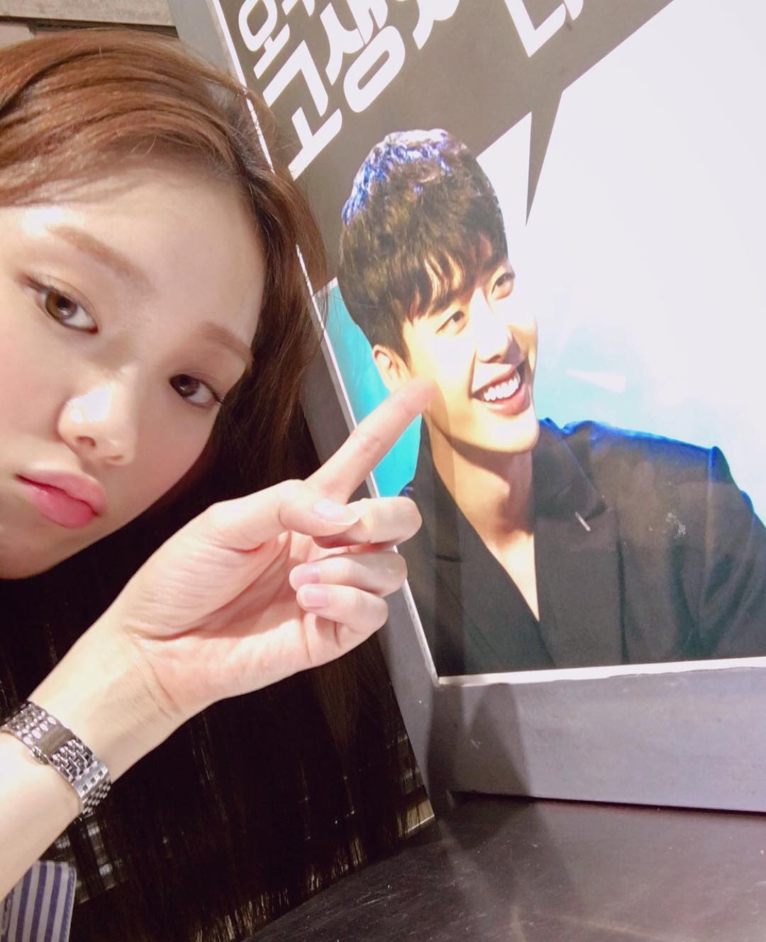 Lee Jong Suk gửi 2 xe đồ ăn đến Doctors cổ vũ Park Shin Hye, Yoon Kyun Sang và Lee Sung Kyung