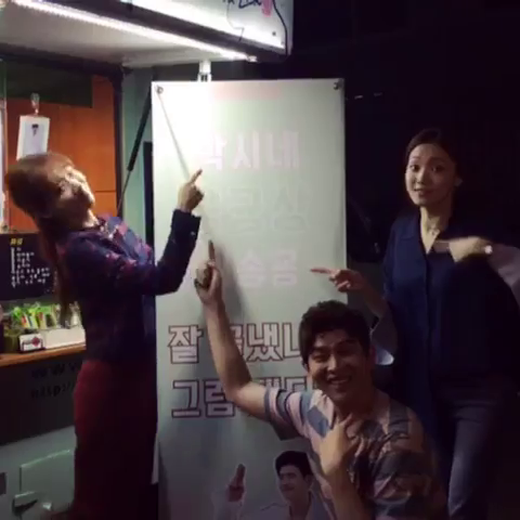 Lee Jong Suk gửi 2 xe đồ ăn đến Doctors cổ vũ Park Shin Hye, Yoon Kyun Sang và Lee Sung Kyung