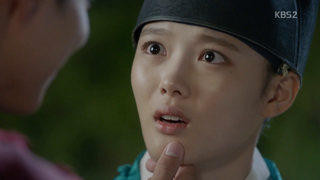 Mây Họa Ánh Trăng: Té ngửa với những chiêu trò để trốn bị 'tịnh thân' của Kim Yoo Jung