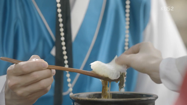Mây Họa Ánh Trăng: Té ngửa với những chiêu trò để trốn bị 'tịnh thân' của Kim Yoo Jung