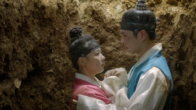 Mây Họa Ánh Trăng: Té ngửa với những chiêu trò để trốn bị 'tịnh thân' của Kim Yoo Jung