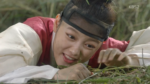 Mây Họa Ánh Trăng: Té ngửa với những chiêu trò để trốn bị 'tịnh thân' của Kim Yoo Jung