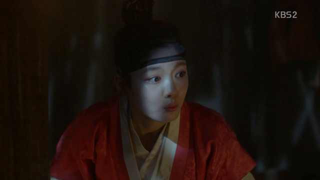 Mây Họa Ánh Trăng: Té ngửa với những chiêu trò để trốn bị 'tịnh thân' của Kim Yoo Jung