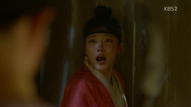 Mây Họa Ánh Trăng: Té ngửa với những chiêu trò để trốn bị 'tịnh thân' của Kim Yoo Jung