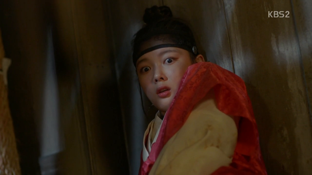 Mây Họa Ánh Trăng: Té ngửa với những chiêu trò để trốn bị 'tịnh thân' của Kim Yoo Jung