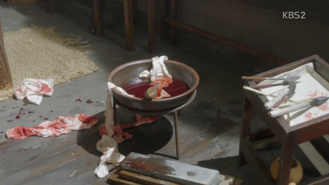 Mây Họa Ánh Trăng: Té ngửa với những chiêu trò để trốn bị 'tịnh thân' của Kim Yoo Jung