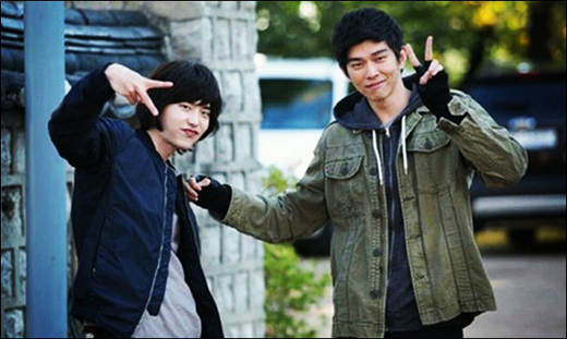 Lee Jong Suk gửi 2 xe đồ ăn đến Doctors cổ vũ Park Shin Hye, Yoon Kyun Sang và Lee Sung Kyung