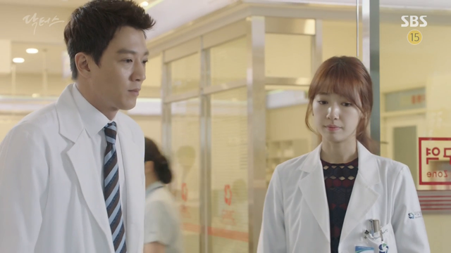 Doctors: Liệu tình bạn đã mất đi giữa Seo Woo và Hye Jung có trở lại sau cái 'quỳ gối' của cô?