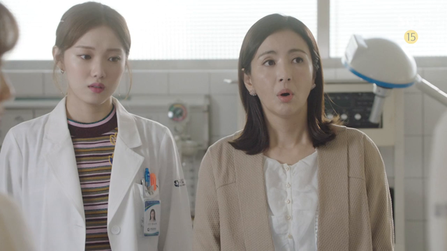 Doctors: Liệu tình bạn đã mất đi giữa Seo Woo và Hye Jung có trở lại sau cái 'quỳ gối' của cô?