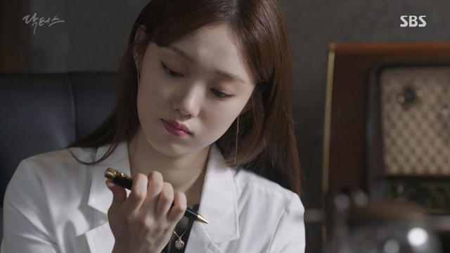 Doctors: Liệu tình bạn đã mất đi giữa Seo Woo và Hye Jung có trở lại sau cái 'quỳ gối' của cô?
