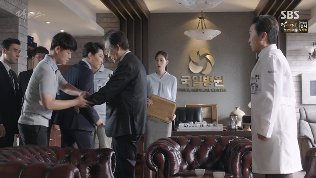 Doctors: Liệu tình bạn đã mất đi giữa Seo Woo và Hye Jung có trở lại sau cái 'quỳ gối' của cô?