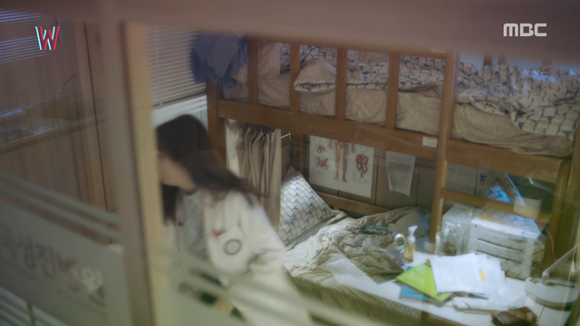 W: Cuốn truyện W tập 34 của Oh Yeon Joo bỏ quên đã ... làm nên kì tích
